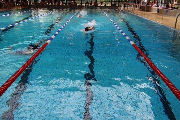 Asmir na takmičenju u plivanju